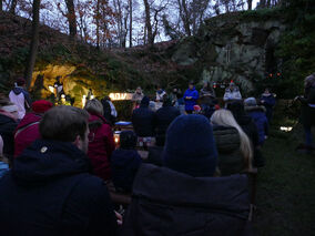 Waldadvent in der Fatima-Grotte (© Karl-Franz Thiede)